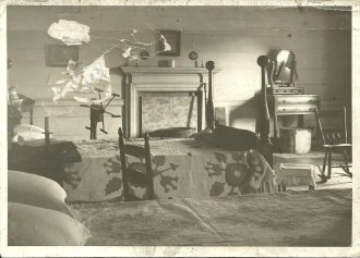 A great historic photo that shows how artifacts were displayed in the past at the Mansion. 